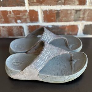 Fitflop Lulu Rhinestone Embellished Wobbleboard T Strap Sandals Size 8 in Gray